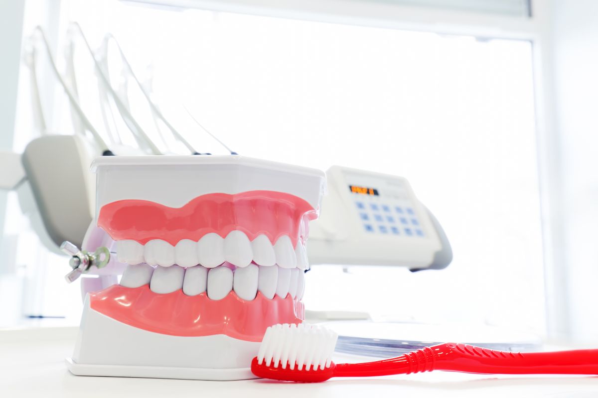 Cómo limpiar tu prótesis dental: Guía completa