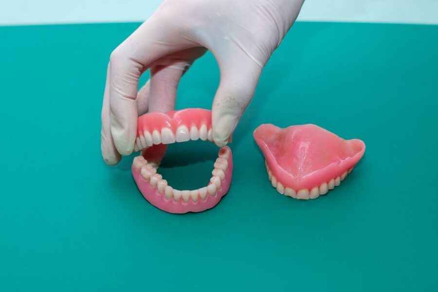 Prótesis dentales completas o parciales ¿Cuál es la mejor opción para ti - Laborprothesis