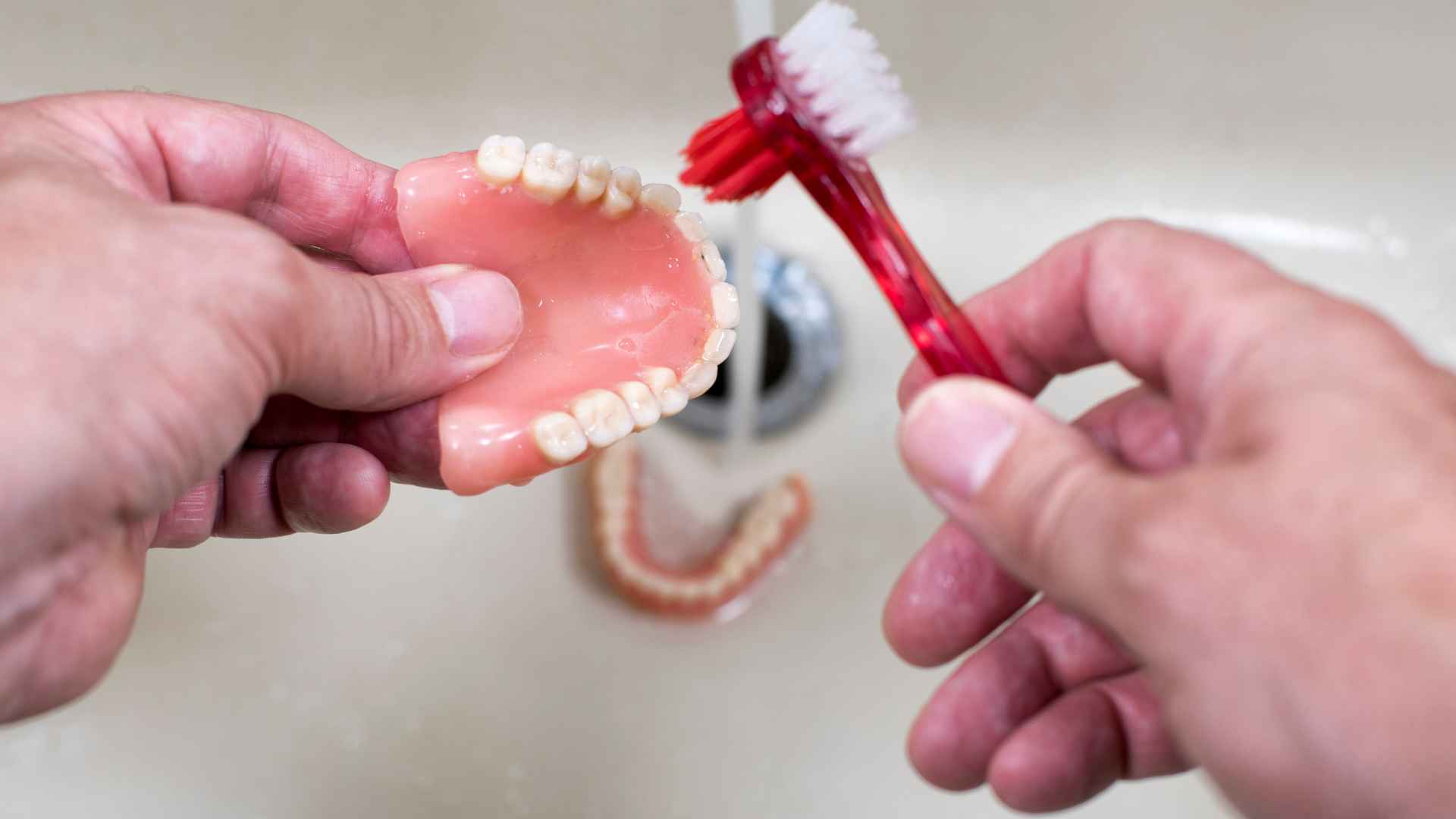 ¿Dormir con prótesis dental? Lo que debes saber para cuidar tu sonrisa